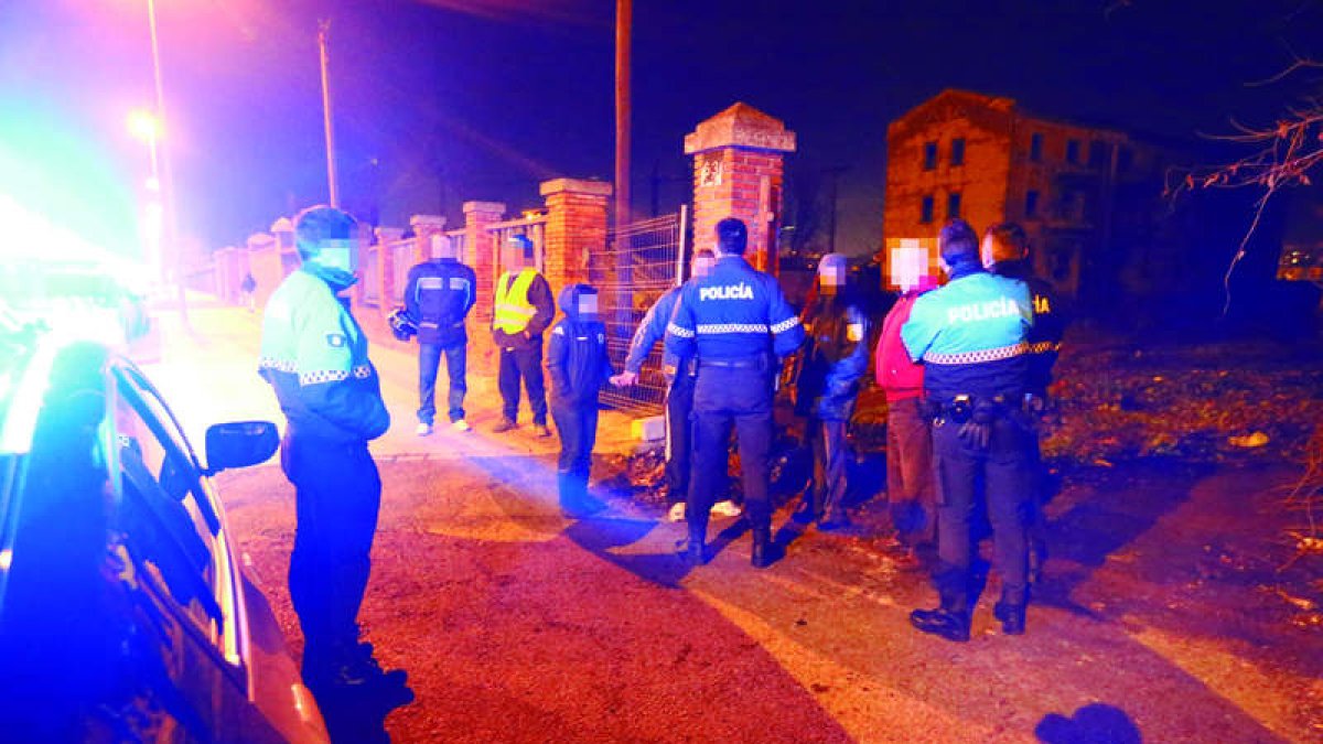 La Policía Local, en una intervención nocturna. RAMIRO
