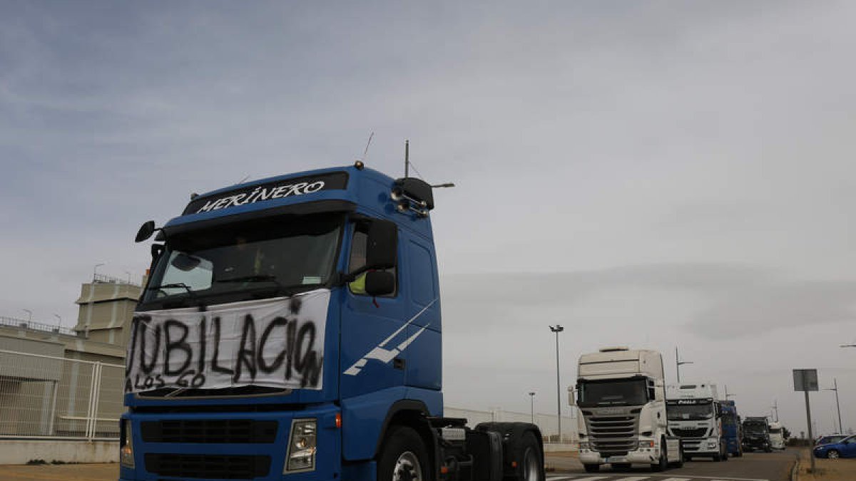 Camiones en protestas el pasado viernes en León. FERNANDO OTERO