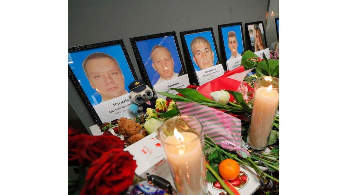 Velas ante retratos de los fallecidos en Kiev.