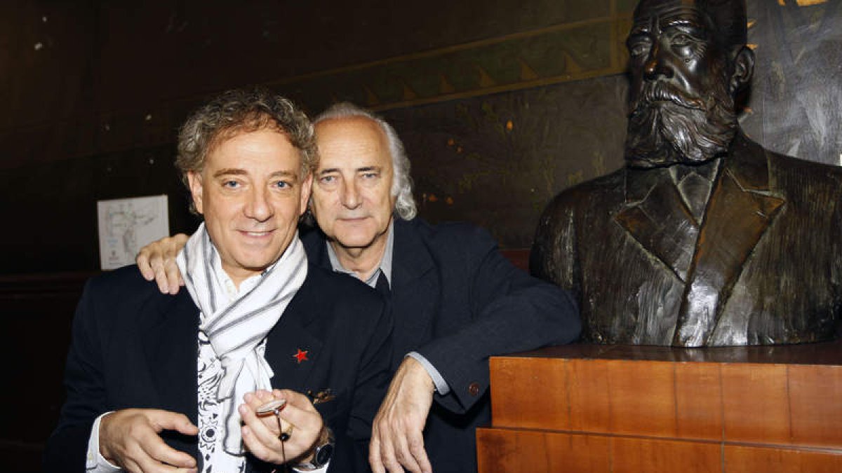 El poeta Juan Carlos Mestre con el cantante Amancio Prada, quien puso música a los versos de su paisano del Bierzo.