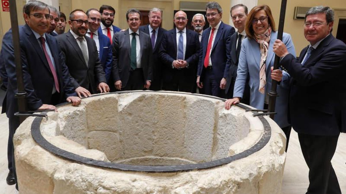 Los participantes en el foro organizado por el Club de Prensa, en la Casa de las Carnicerías, una vez finalizada la jornada de trabajo.