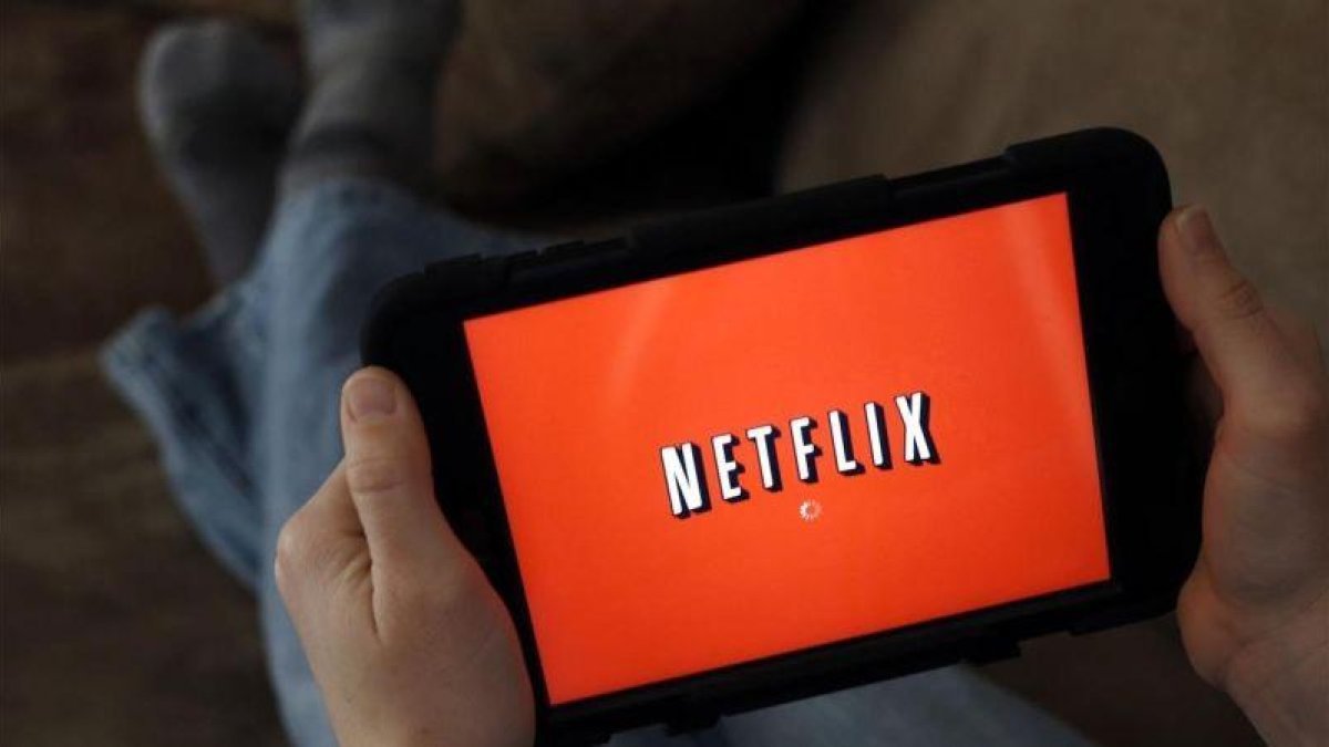 Imagen promocional de Netflix, con una tableta conectada a la aplicación de la plataforma estadounidense.