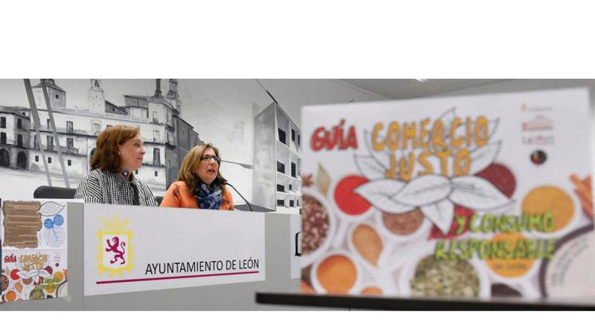 Aurora Baza, concejala de Familia y Servicios Sociales y Belén López Gundín, de ‘León, Ciudad por el Comercio Justo’. FERNANDO OTERO