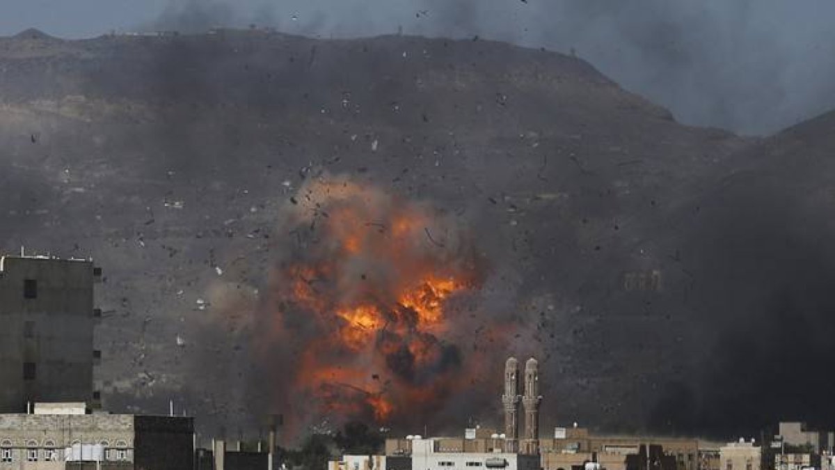 Bombardeo saudí sobre el depósito de munición de una base militar en la capital de Yemen, Saná.