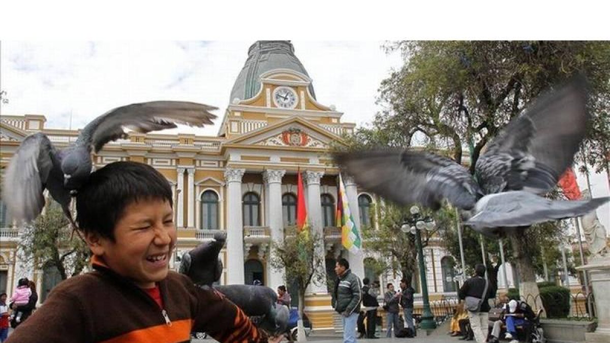 Un niño pasea por la plaza Murillo de La Paz.