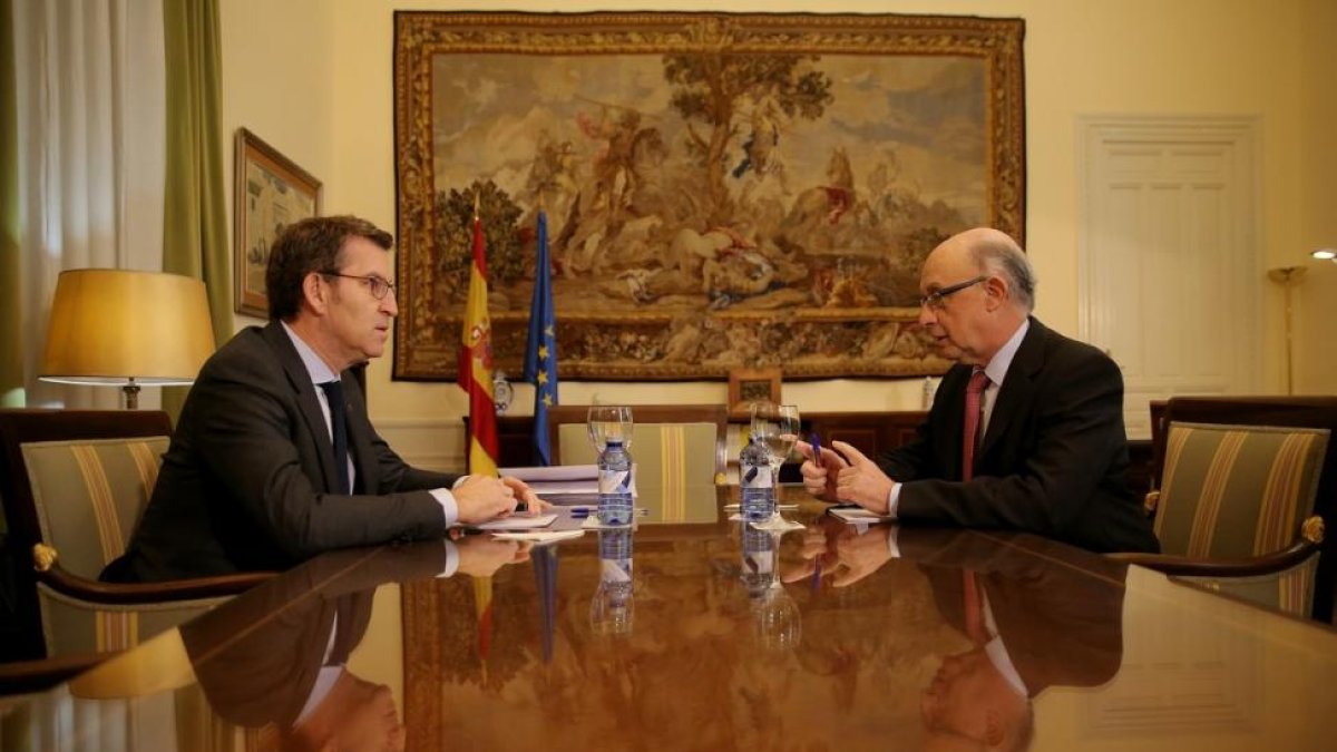 El ministro de Hacienda Cristóbal Montoro recibe al presidente de la Xunta de Galicia Alberto Núñez Feijóo.