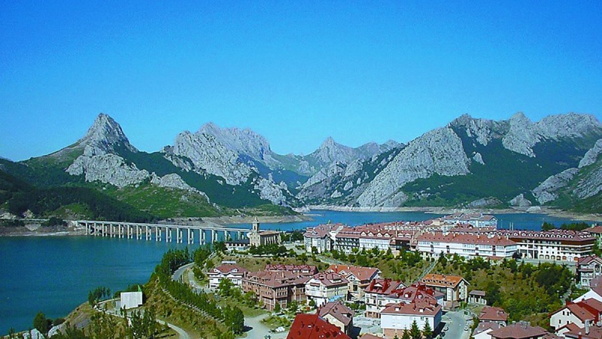 Vista de Riaño, con el pantano al fondo.