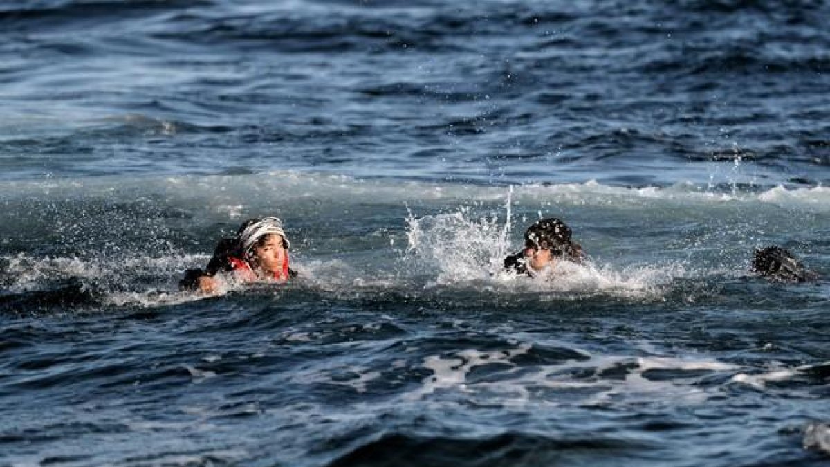 Un grupo de refugiados intentan alcanzar a nado la costa de Lesbos, el lunes 2 de noviembre.