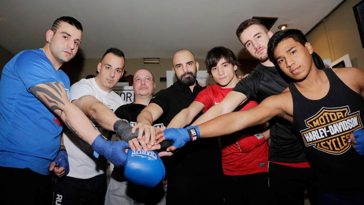 Coralín y varios de los boxeadores que participaron en el homenaje en el pub La Galería. SECUNDINO PÉREZ