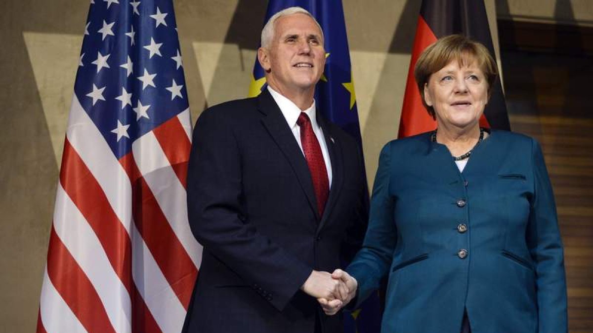 El vicepresidente de EE UU, Mike Pence, y la canciller alemana Angela Merkel. PHILIPP GUELLAND