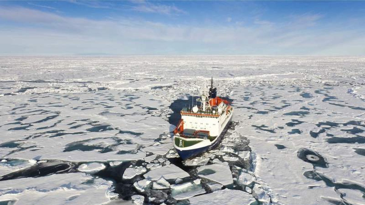 Un buque navega a través de la capa de hielo del Ártico, muy efectada por el calentamiento.