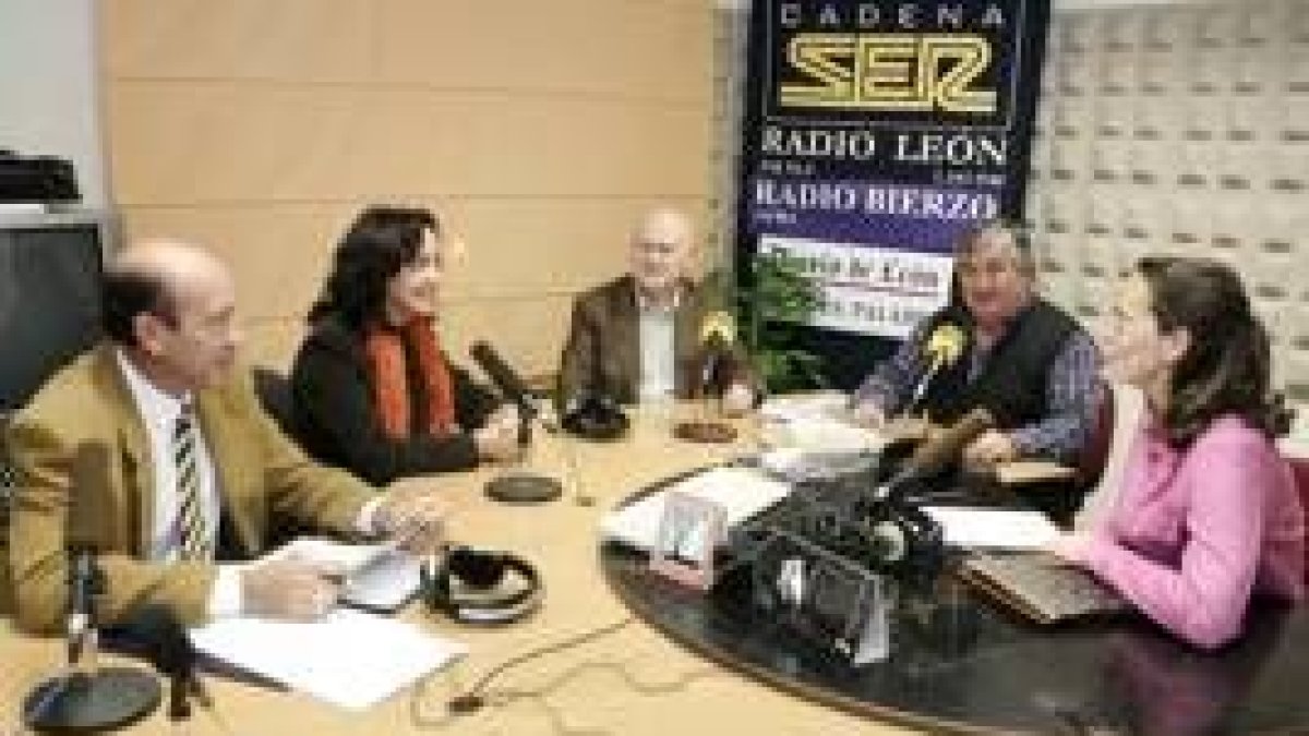 Octavio Campos, Covadonga Soto, Eduardo García y Mundi junto con la moderadora, Nuria González