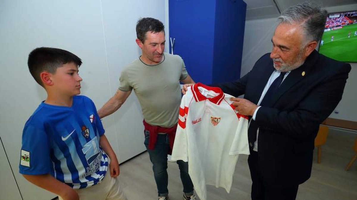 José Antonio Pérez, en el centro y al lado de su hijo Marco, entrega a José Fernández ‘Silvano’ la camiseta de Diego Maradona. DL