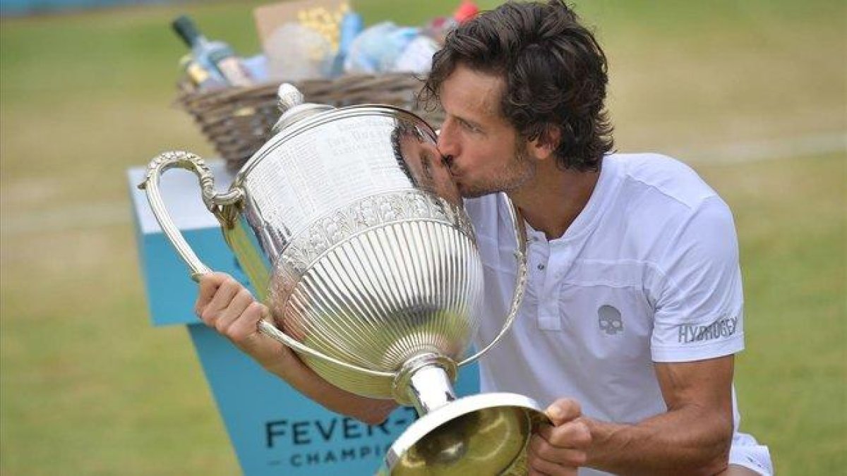 Feli López besa el trofeo de campeón en Queens.