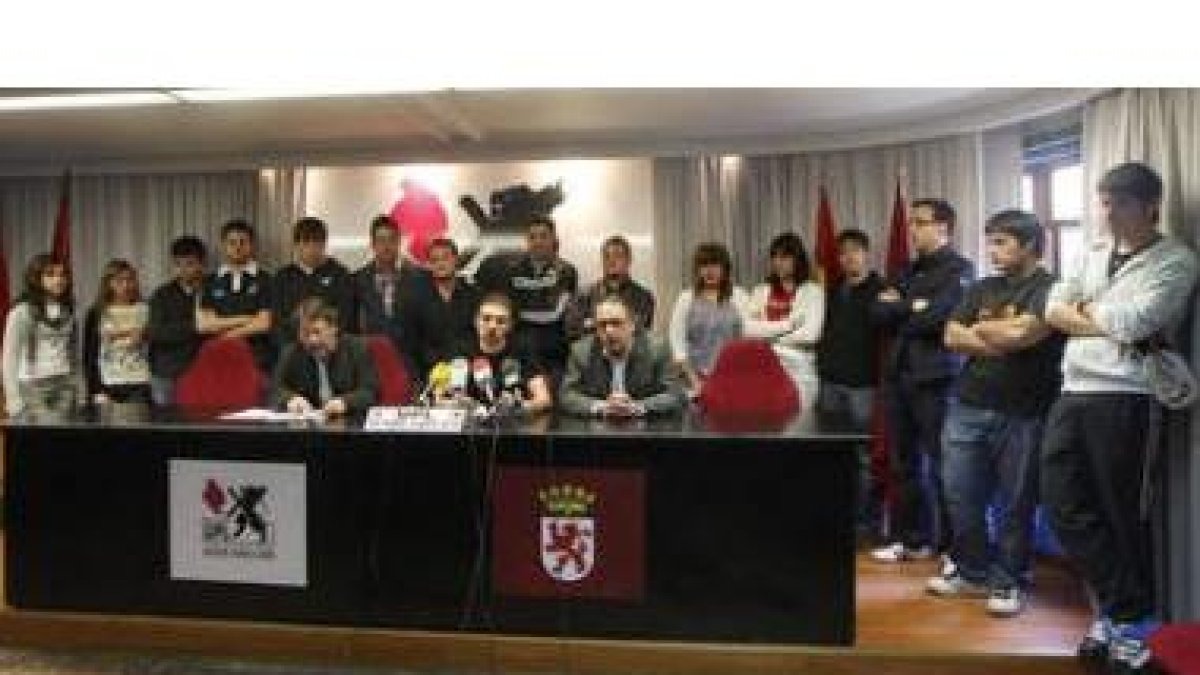 Melchor Moreno, Rodrigo Ferrer y Javier Chamorro, sentados, junto a algunos de los afiliados a Juven