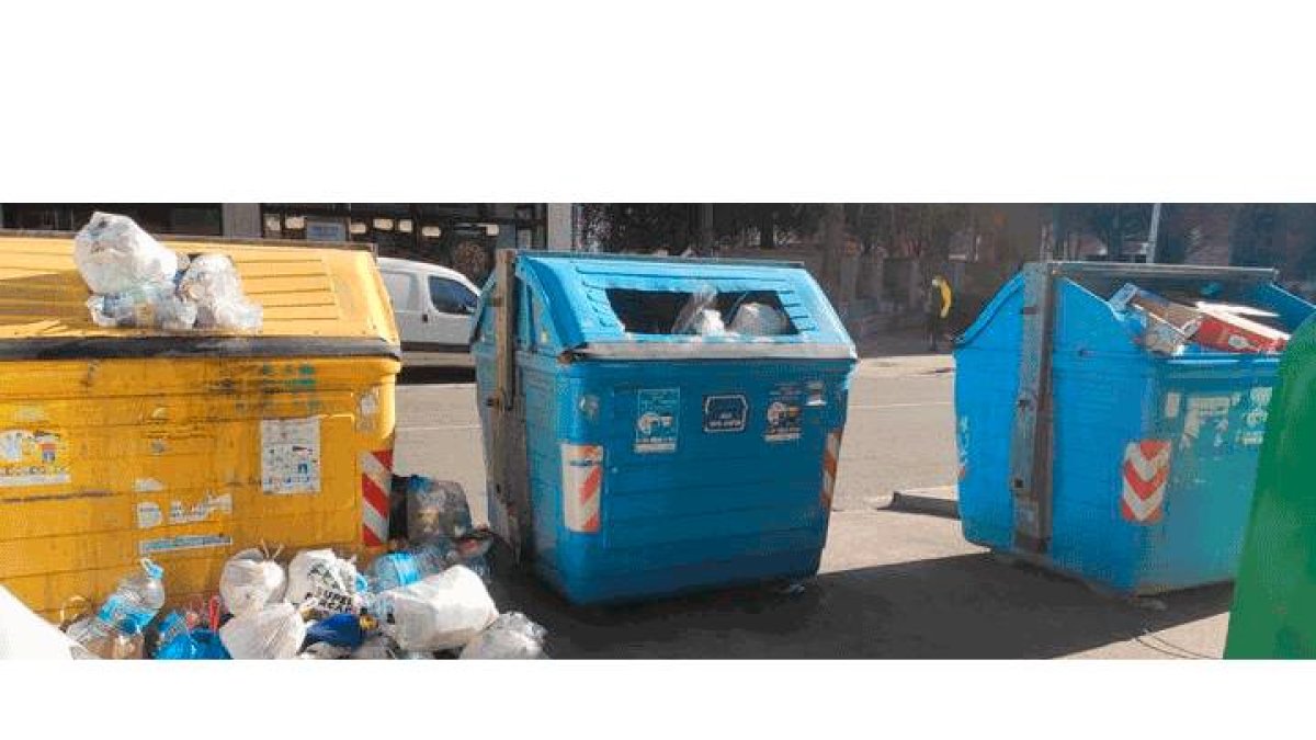 Contenedores de basura en una calle del centro de León. DL.