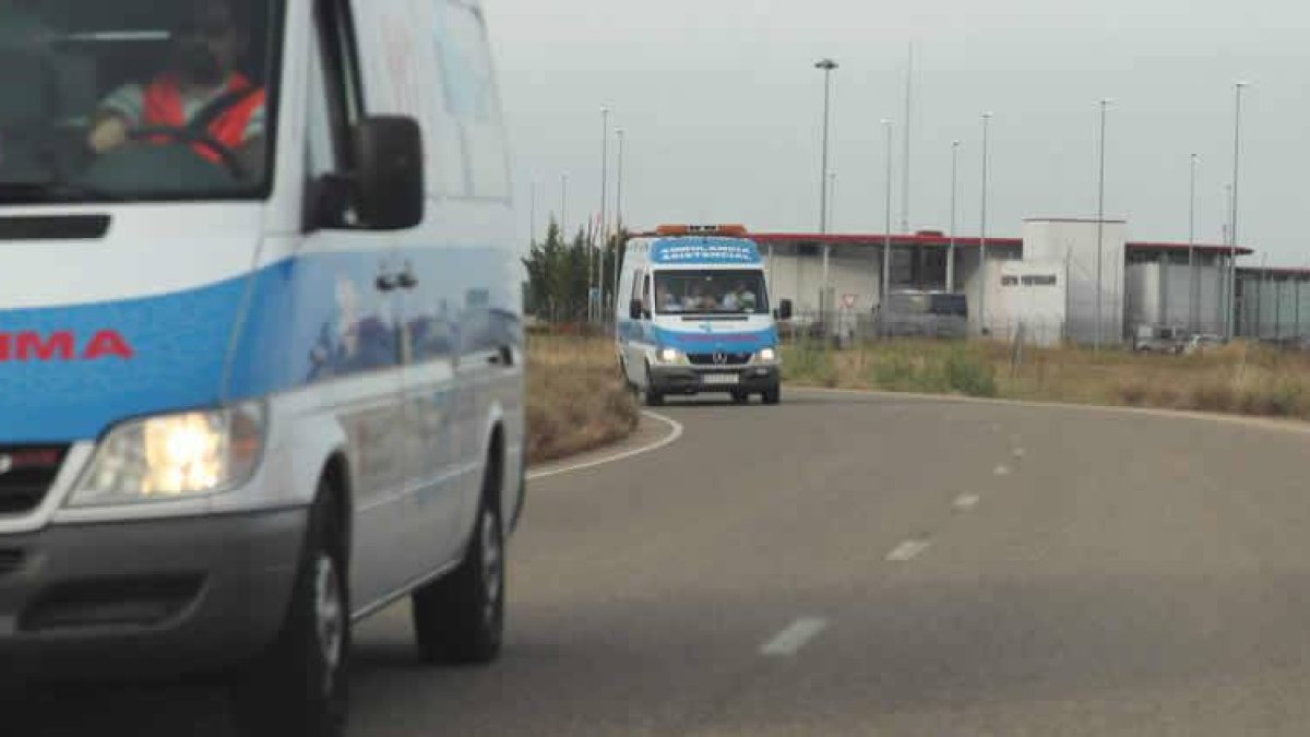 Las ambulancias trasladan a las personas intoxicadas tras el incendio.