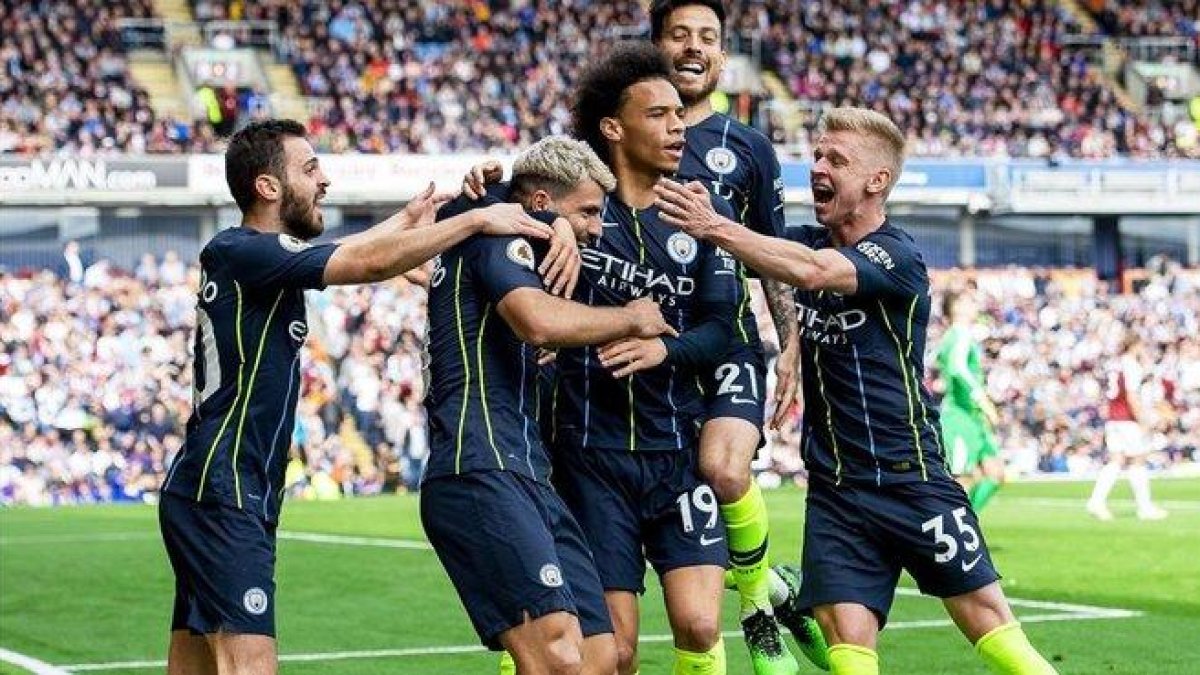Los jugadores del Manchester City celebran el gol de Agüero.