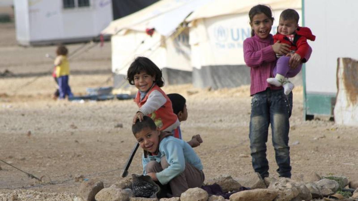 Varios niños sirios refugiados de la guerra juegan en el campo de refugiados de Mafraq, Jordania, el pasado 15 de diciembre.