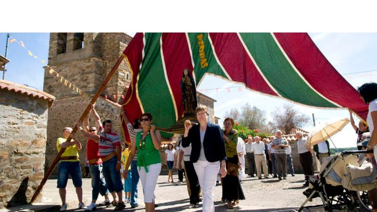 Un momento de la procesión de la patrona de Castrillo de las Piedras, acompañada por varios de los pendones de la zona.