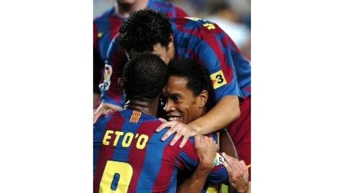 Eto'o es felicitado por Ronaldinho y por Van Bommel tras marcar
