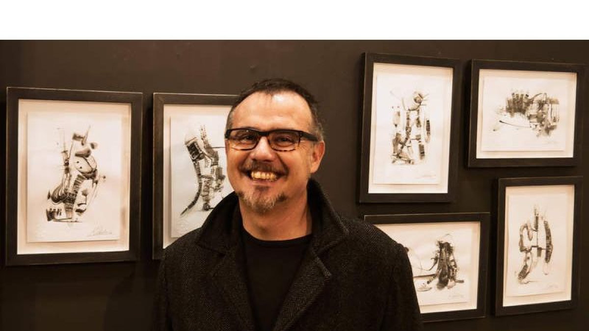 El artista leonés Karlos Viuda posa con algunas de las obras de la exposición ‘Tiébélé’.