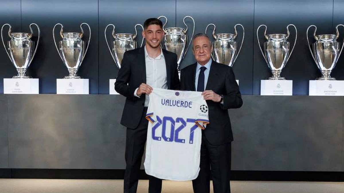 Fede Valverde posa junto a Florentino Pérez durante la rueda de prensa de su renovación. EFE