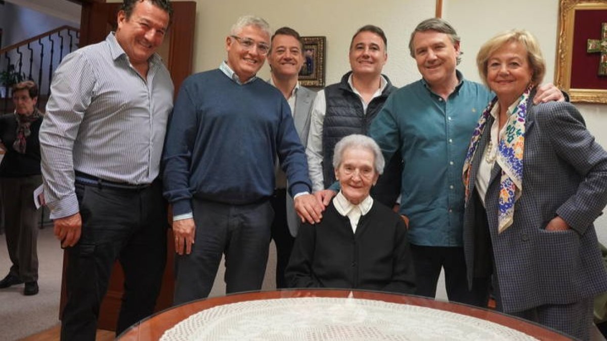 La hermana Lucina rodeada de los familiares que este jueves compartieron su centenario en la comunidad de Santa Joaquina Vedruna de personas mayores de las Carmelitas. J. NOTARIO