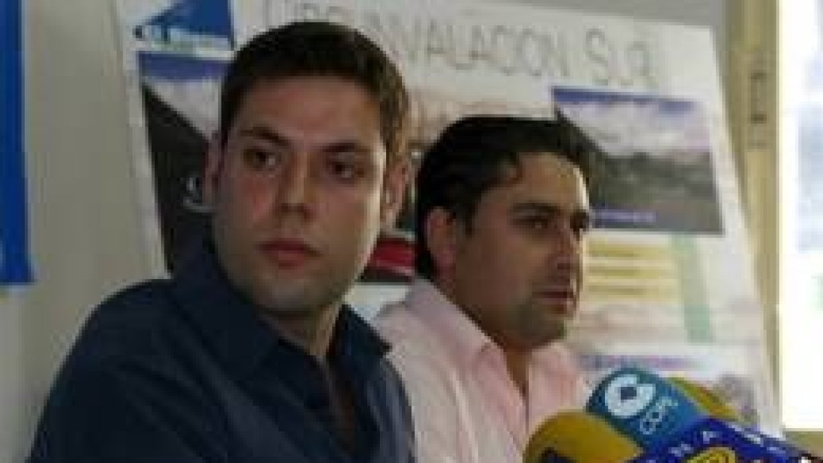 Corullón, en segundo plano, criticó con dureza la gestión en Camponaraya