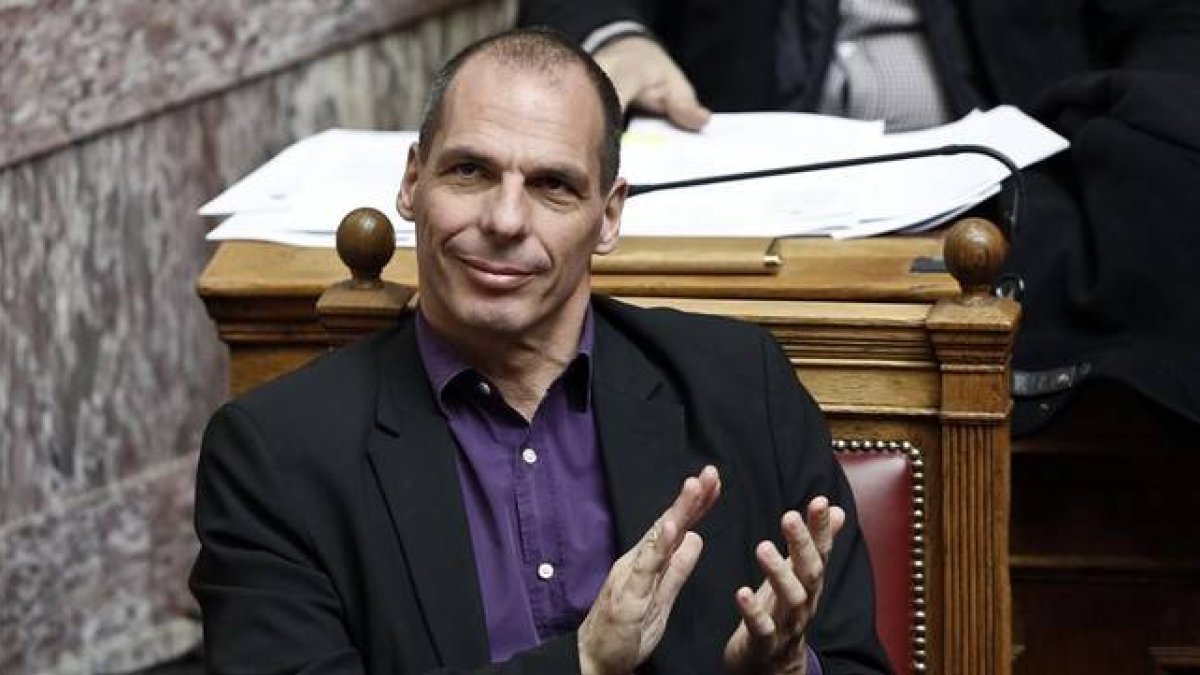 Varoufakis aplaude durante una sesión parlamentaria, en Atenas, este miércoles.