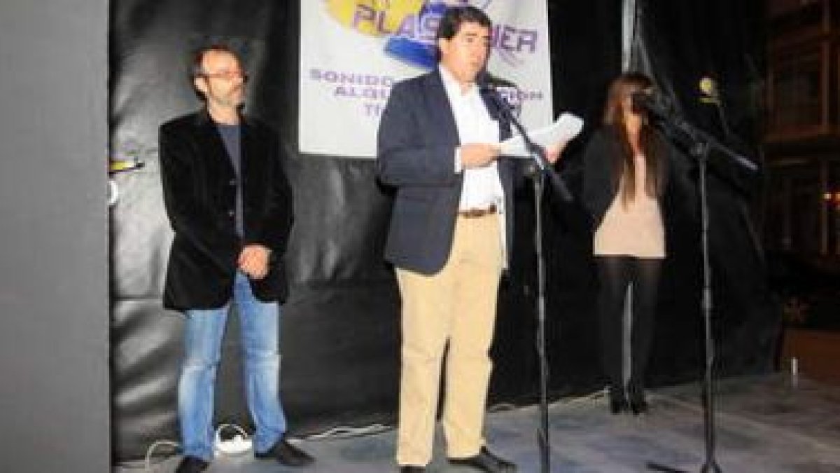 El director del Diario de León, Pablo R. Lago, pronunció anoche el pregón festivo en Flores.