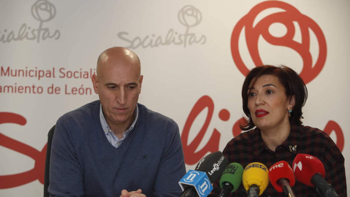 Los concejales socialistas José Antonio Diez y Susana Travesí. RAMIRO