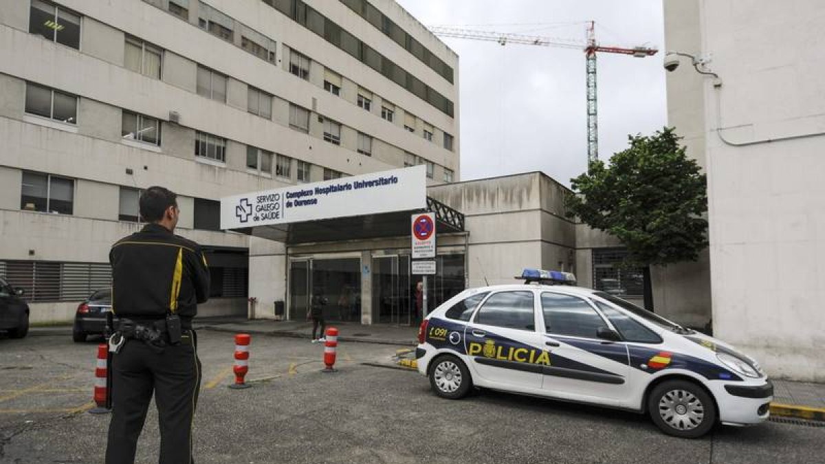 Un conche de policía ante el Complexo Hospitalario Universitario de Ourense (CHUO), donde un hombre un hombre ha matado hoy presuntamente a su mujer a cuchilladas cuando estaba ingresada en el centro por una agresión anterior