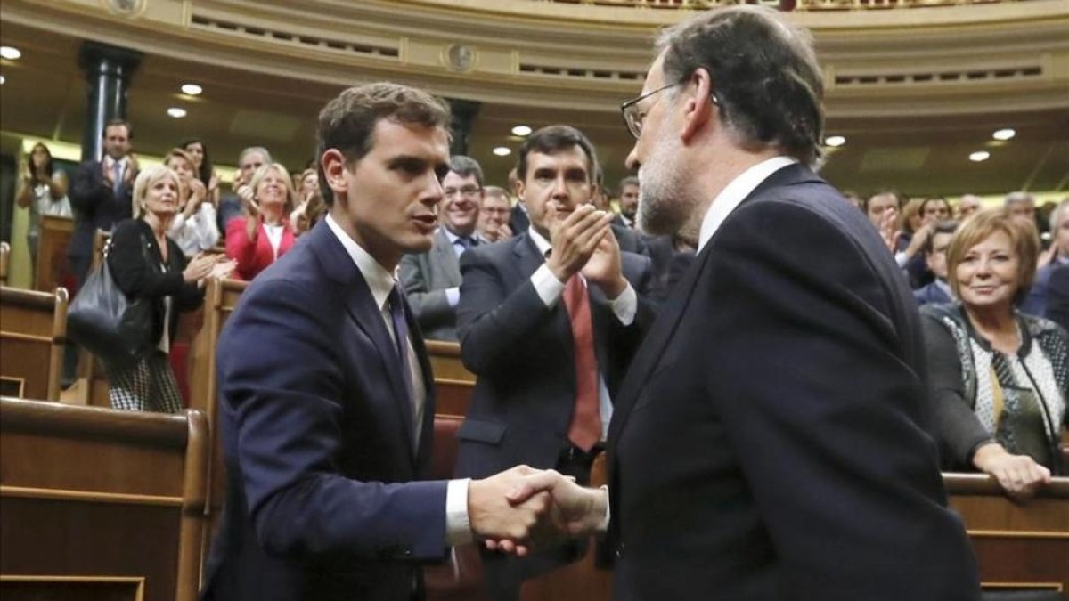 Mariano Rajoy va a saludar a Albert Rivera para agradecerle su apoyo en la investidura, el pasado sábado 29 de octubre.