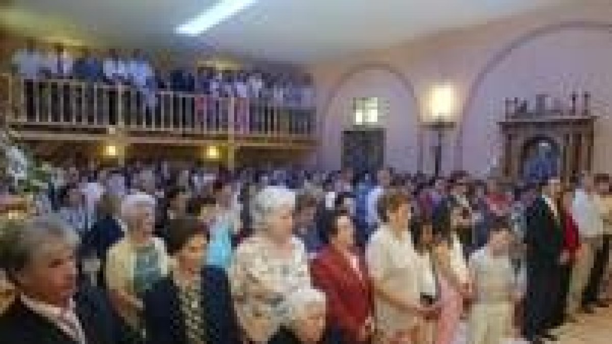 Más de 200 personas inauguraron la iglesia de Viloria