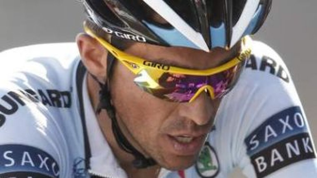 Alberto Contador, del Saxo Bank, a su llegada a la línea de meta en la primera etapa.