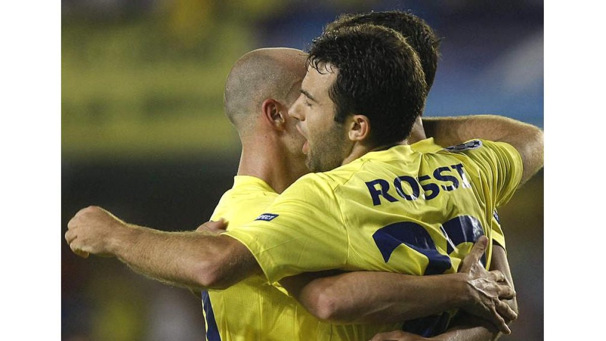 Rossi celebra con sus compañeros su segundo gol al Odense.