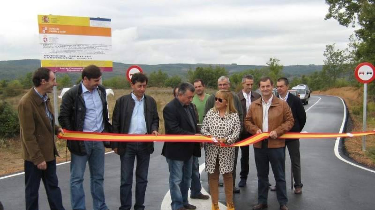 La presidenta de la Diputación, Isabel Carrasco, ayer inaugurando la carretera de Noceda.