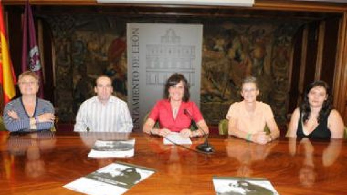 María Rodríguez y miembros de la Protectora de Animales presentan la nueva campaña.