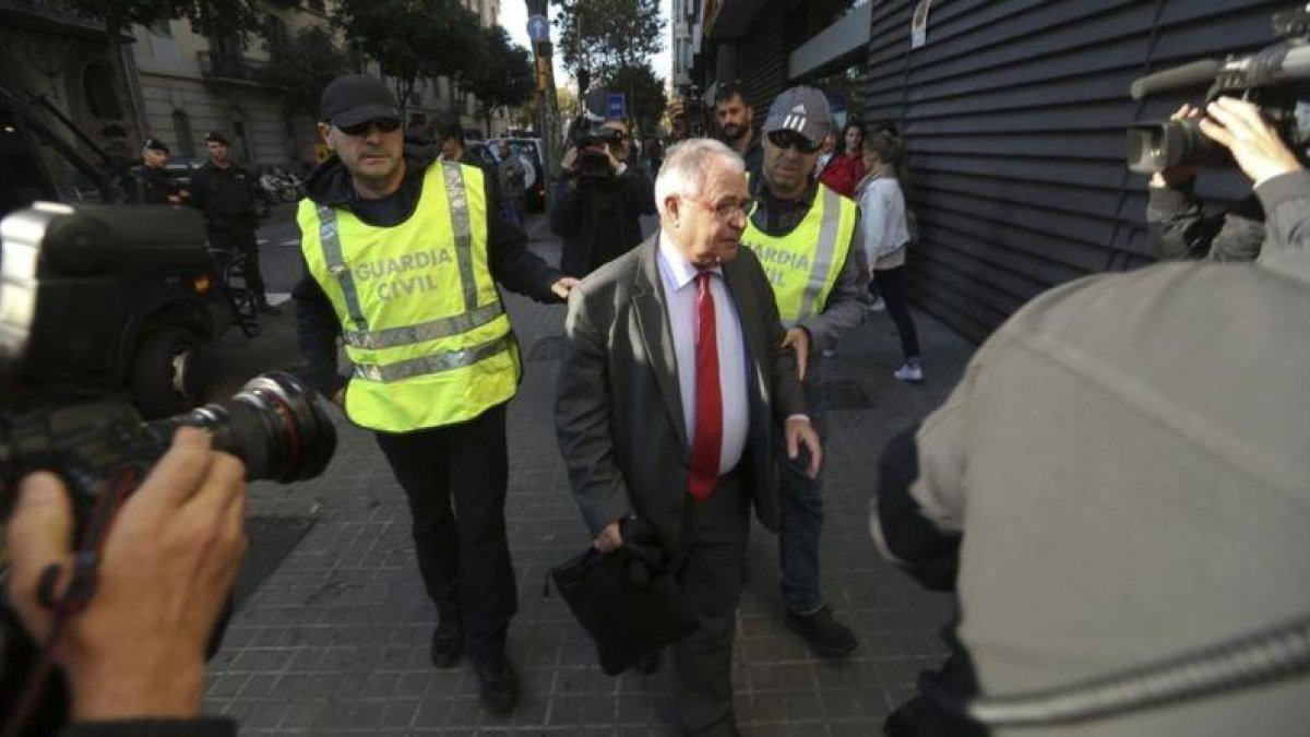 Andreu Viloca, extesorero de CDC, con agentes de la Guardia Civil durante el registro de la sede, en octubre pasado.