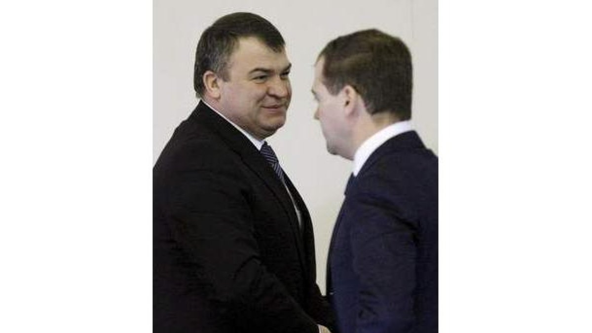 Medvedev, a la derecha, y el ministro de Defensa, en el encuentro de ayer