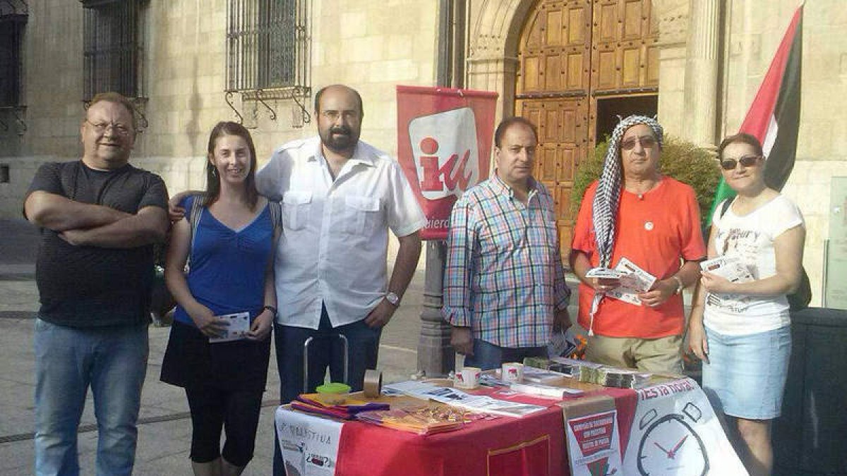 Dirigentes de IU de León en el acto informativo realizado el sábado en Botines.