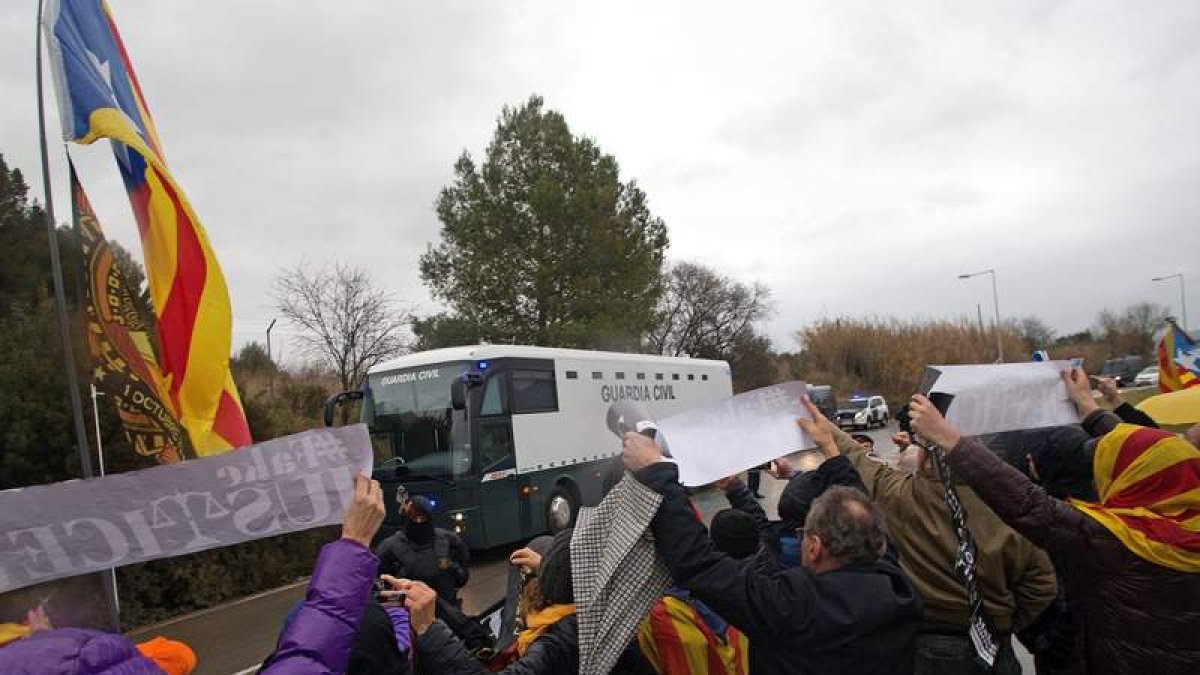 Los manifestantes apoyan a los nueve presos independentistas trasladados a Madrid. QUIQUE GARCÍA