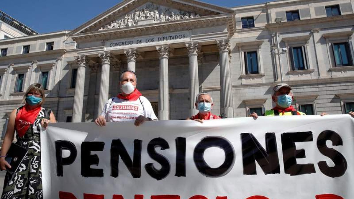 Manifestación a favor de pensiones dignas ante el Congreso de los Diputados. JUAN CARLOS HIDALGO