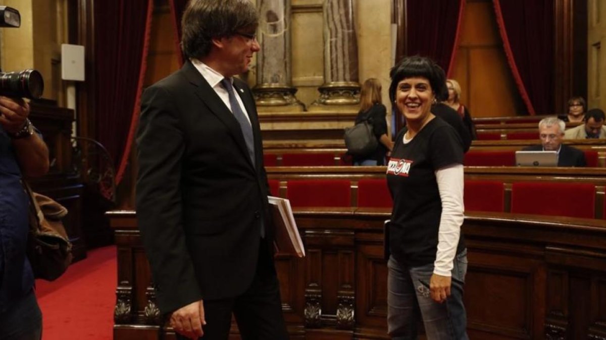 El 'president' Carles Puigdemont y la diputada de la CUP Anna Gabriel, en el Parlament.