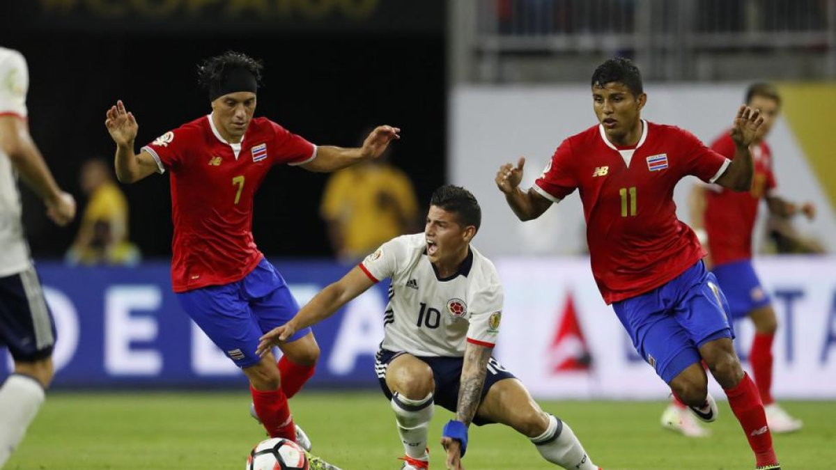 James disputa el balón a Bolaños y Venegasen el encuentro entre Colombia y Costa Rica por el grupo A de la Copa América Centenario.