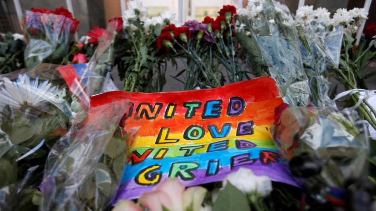 Un ramo de flores en homenaje a las víctimas de la masacre de Orlando.