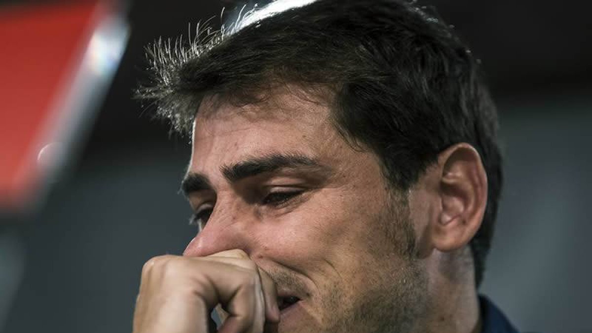 El guardameta español Iker Casillas despidió este domingo entre lágrimas una etapa de 25 años en el Real Madrid, club que le "ha dado todo" y en el que ha "vivido momentos únicos e irrepetibles".
