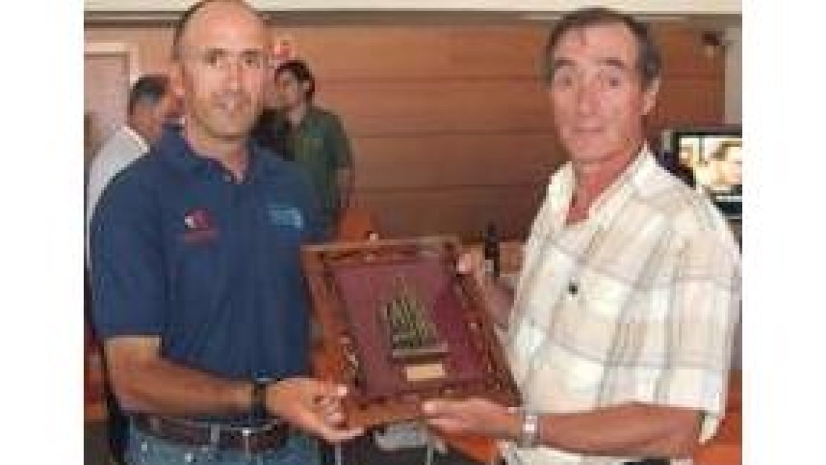 Pablo Castro Pinos, de Villoria de Órbigo, recibe el trofeo del Ayuntamiento de León