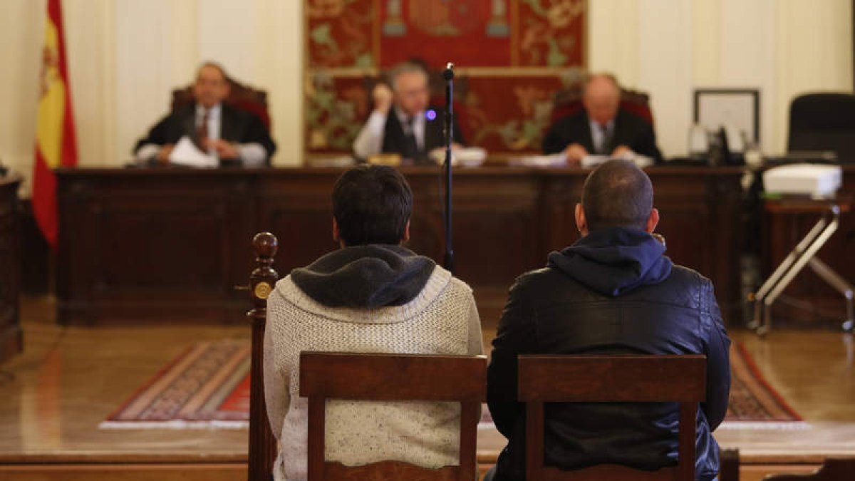 Los condenados, en el acto del juicio oral celebrado ayer. JESÚS